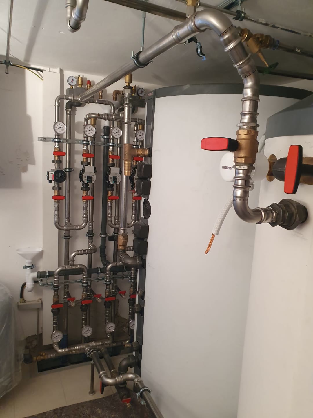 Edelstahl-Heizzentrale mit Pumpengruppen, Armaturen und Pufferspeicher